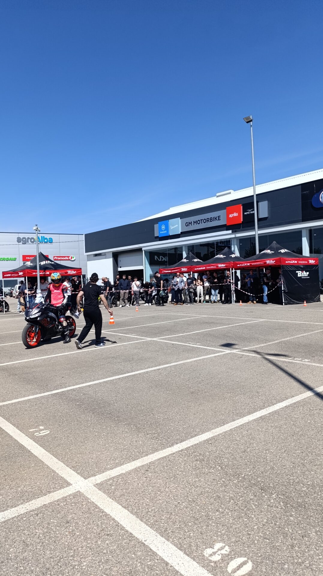 Prueba pit bike en inauguración concesionario motos Albacete